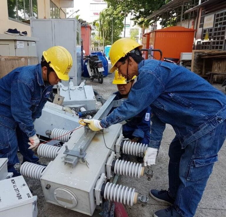 Nên giặt sạch và phơi khô quần áo jean bảo hộ sau khi kết thúc một ngày làm việc