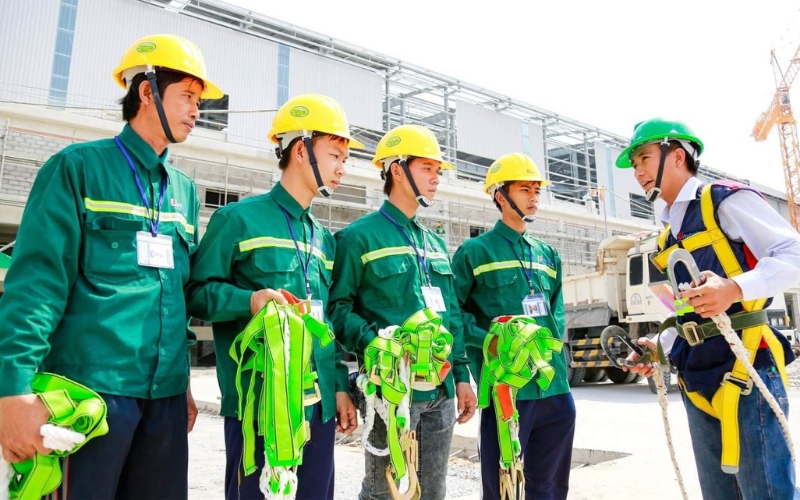 Tìm hiểu danh sách các công ty may đồng phục bảo hộ uy tín giúp doanh nghiệp dễ dàng lựa chọn