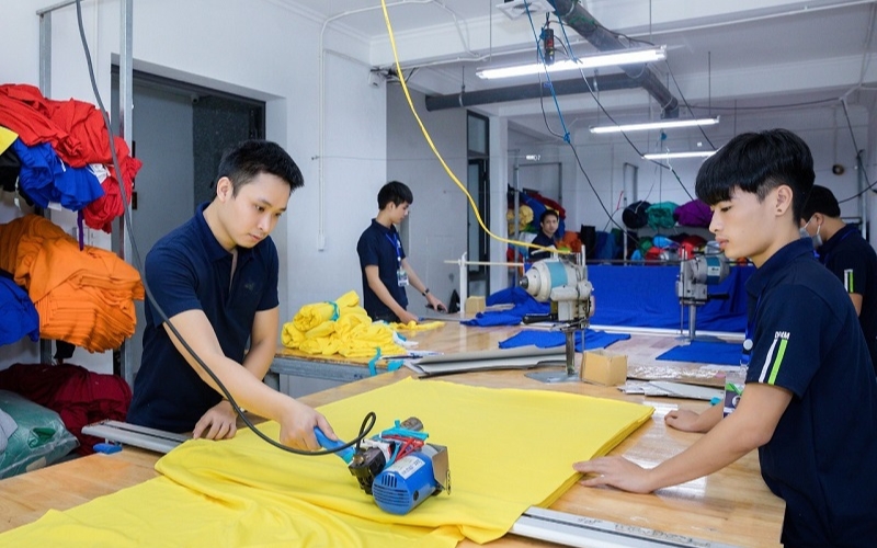 Chọn xưởng may bảo hộ cần chú ý năng lực sản xuất, chất lượng, tiến độ và các điều khoản hợp đồng