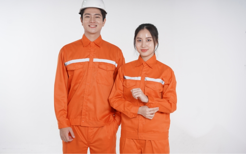 Chi phí may đồng phục bảo hộ phụ thuộc số lượng, chất liệu, thiết kế và yêu cầu in thêu