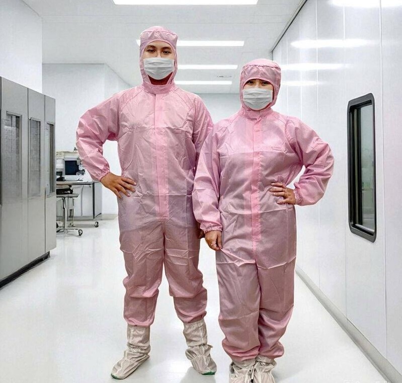 Áo liền quần là đồ bảo hộ phòng sạch được sử dụng phổ biến