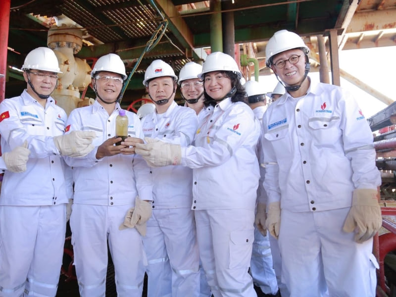 Đồng phục dầu khí trắng hiện đại, tăng nhận diện