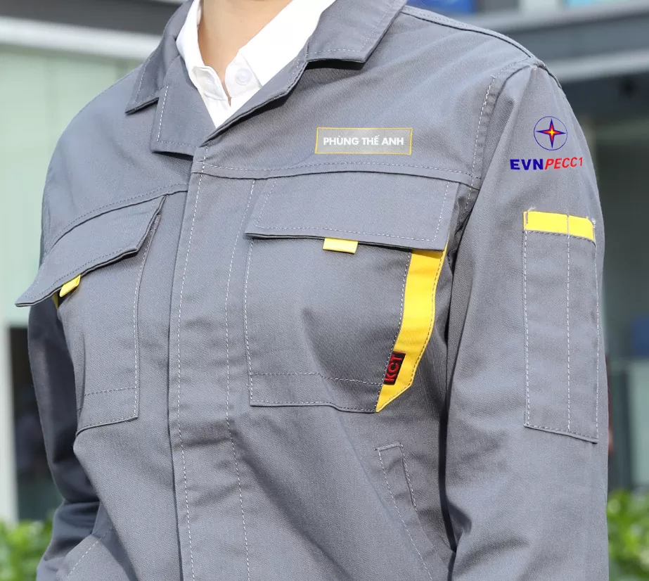 In hoặc thêu logo cũng sẽ ảnh hưởng đến giá may đồng phục bảo hộ