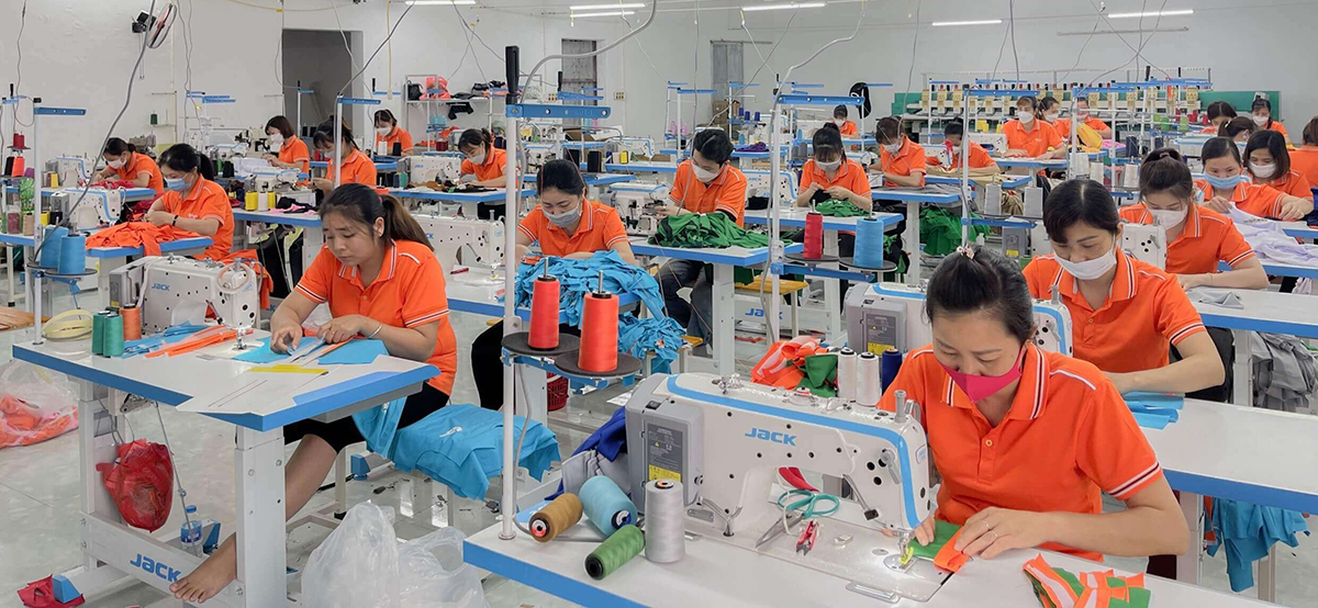 Cần kiểm tra năng lực sản xuất thực tế của công ty may đồng phục bảo hộ lao động