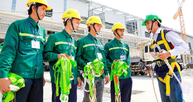 Kiểm tra khả năng in/thêu logo, nhận diện thương hiệu của công ty may đồng phục bảo hộ