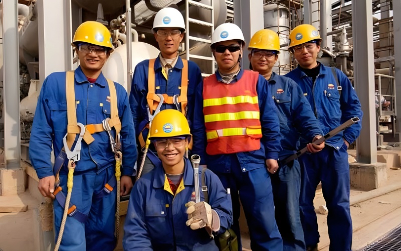 Đồng phục bảo hộ xây dựng cần chọn đúng tính năng như chống nắng, phản quang, chống nước
