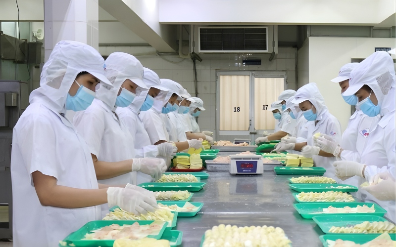 Đồng phục công nhân nhà máy được thiết kế với chất liệu bền bỉ, đồng bộ và dễ nhận diện