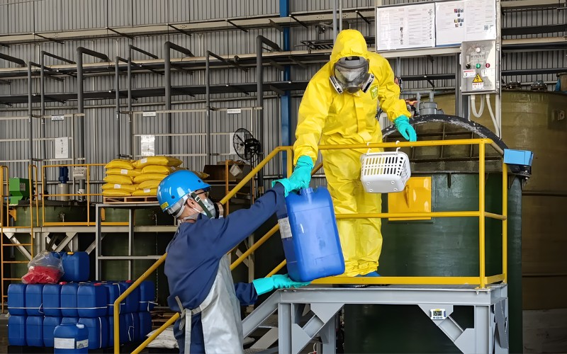 Quần áo bảo hộ chuyên dụng chống cháy, hóa chất thiết kế kín đáo và kiểm định an toàn nghiêm ngặt
