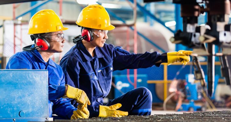 Có thể in/thêu logo theo nhận diện thương hiệu trên đồng phục bảo hộ Cơ khí