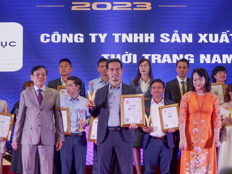 Nam Phương tự hào là đơn vị hàng đầu trong lĩnh vực sản xuất đồng phục bảo hộ lao động chuyên nghiệp với quy mô lên đến 2000m2 với nhiều giải thưởng lớn