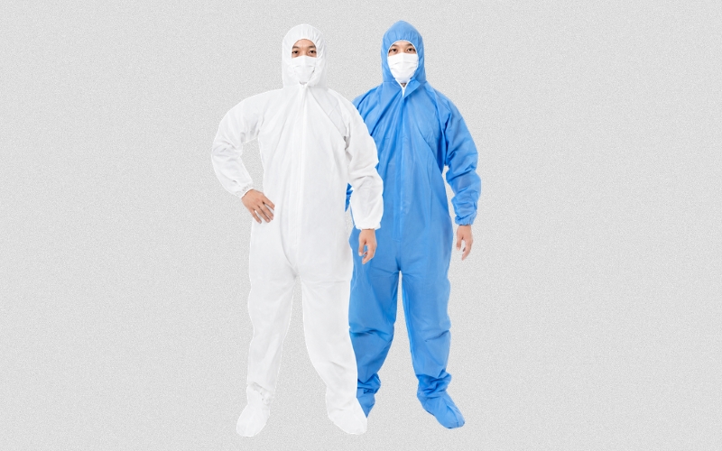 Mặc, tháo áo bảo hộ chống dịch đúng trình tự và sát khuẩn tay để tránh lây nhiễm chéo