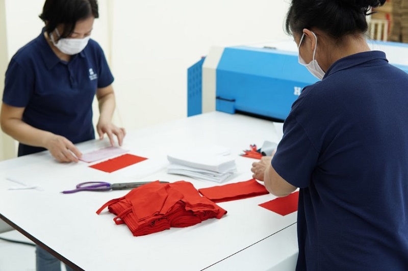 Đồng Phục Nam Phương là đơn vị cung cấp các mẫu áo gile đỏ đa dạng mẫu mã