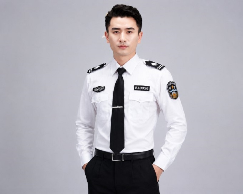 Sơ mi trắng phối quần tây đen, gọn gàng và lịch sự cho bảo vệ khách sạn