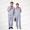 Mẫu đồng phục bảo hộ xây dựng mã DXD-09 màu ghi sáng phối cổ đỏ, thiết kế gọn gàng, phù hợp cho công nhân và đội kỹ thuật công trình