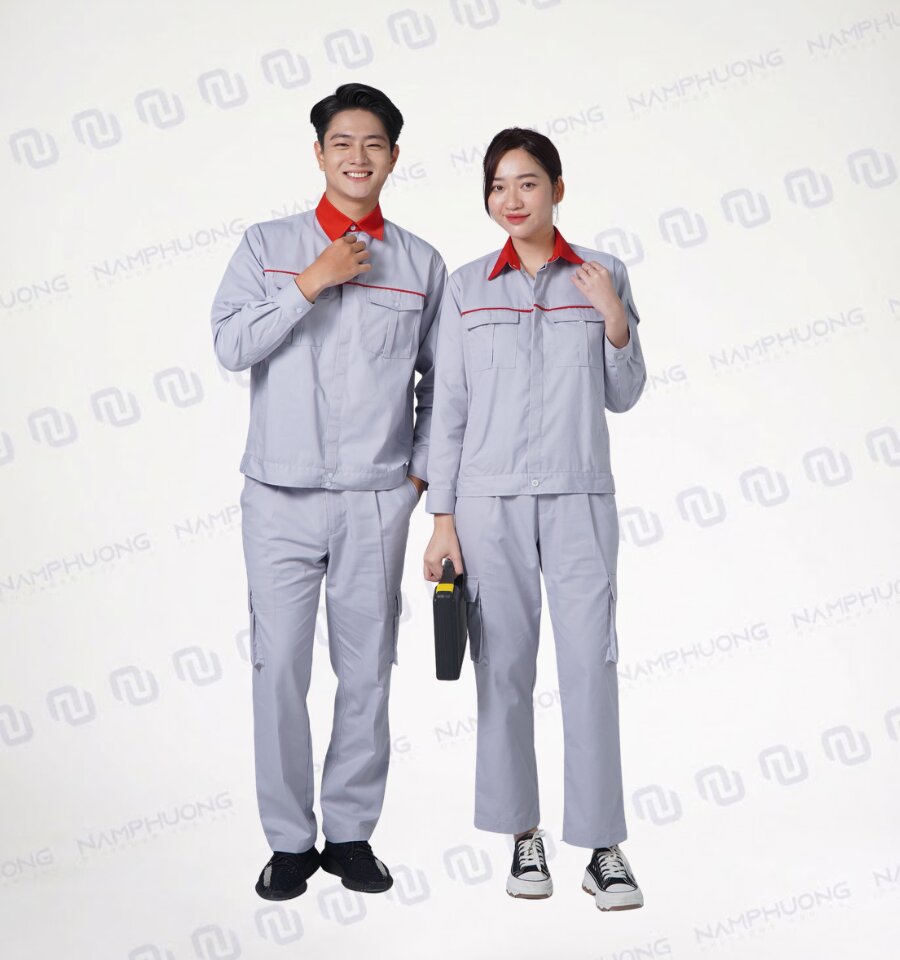 Mẫu đồng phục bảo hộ xây dựng mã DXD-09 màu ghi sáng phối cổ đỏ, thiết kế gọn gàng, phù hợp cho công nhân và đội kỹ thuật công trình
