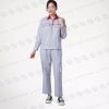 Quần áo bảo hộ xây dựng DXD-09 nổi bật với 2 túi ngực có nắp, nẹp che nút kín đáo và đường phối đỏ ngang ngực tạo điểm nhấn chuyên nghiệp