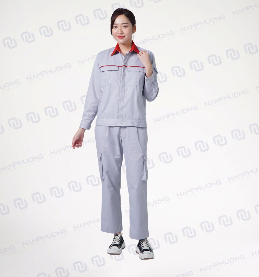 Quần áo bảo hộ xây dựng DXD-09 nổi bật với 2 túi ngực có nắp, nẹp che nút kín đáo và đường phối đỏ ngang ngực tạo điểm nhấn chuyên nghiệp