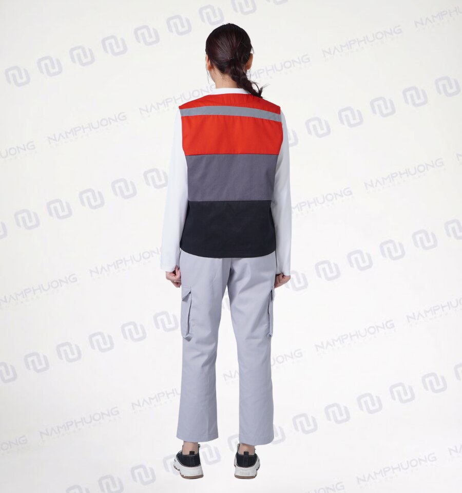 Áo gile công trình có màu sắc nổi bật và phản quang giúp tăng khả năng nhận diện nhân sự tại khu vực làm việc đông người.
