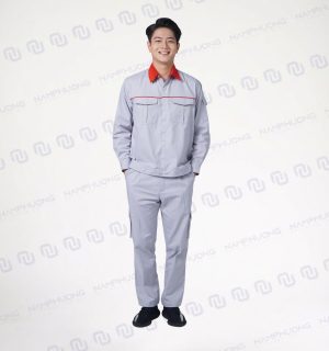 Bộ đồng phục công nhân xây dựng vải Kaki dáng suông, áo dài tay kết hợp quần đồng bộ có túi hộp hai bên, giúp người mặc dễ vận động khi làm việc