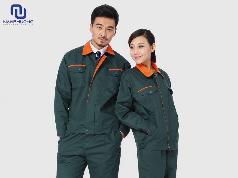 Các mẫu áo khoác bảo hộ may sẵn thường được sản xuất theo chất liệu phổ biến