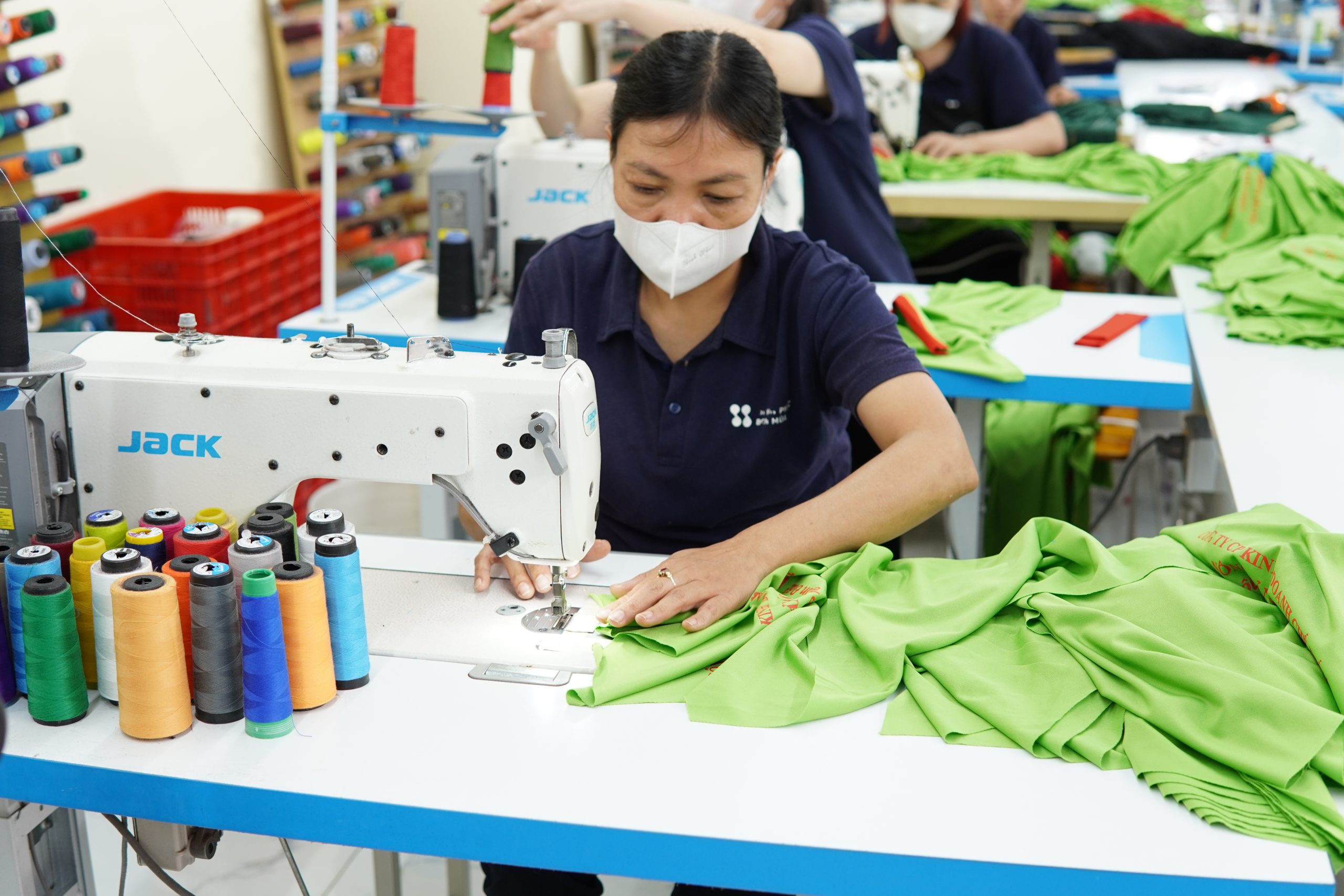 Đồng Phục Nam Phương thiết kế và sản xuất áo khoác bảo hộ kho vận phù hợp từng môi trường làm việc thực tế