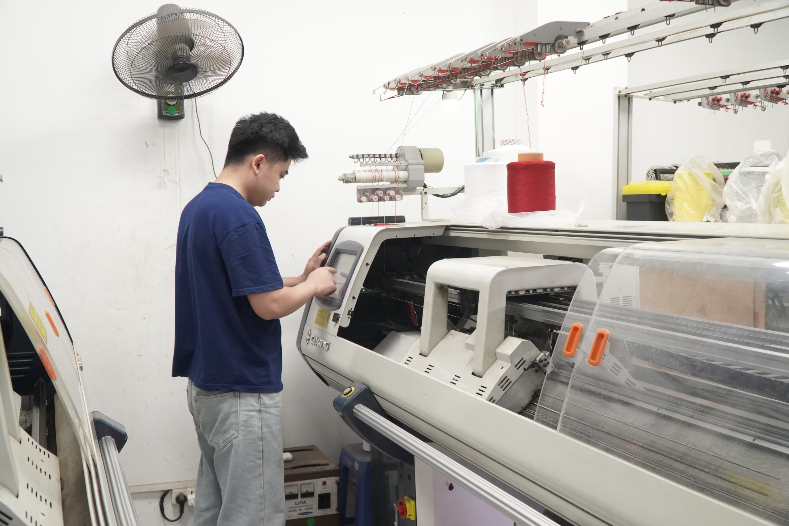 Nam Phương hỗ trợ in thêu logo đồng phục bảo hộ nhà máy theo yêu cầu