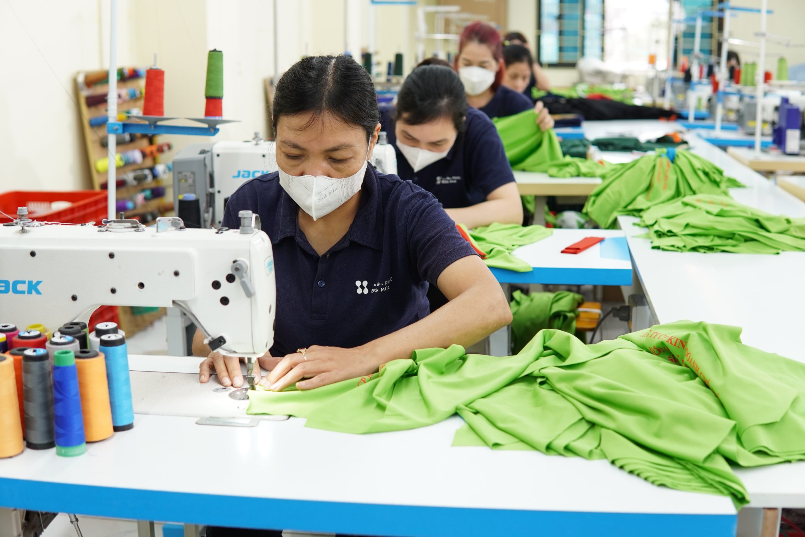 Nam Phương nhận in thêu logo theo yêu cầu trên đồng phục bảo hộ nhà máy