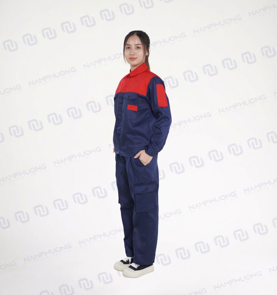 Quần dài màu xanh navy, form suông dễ vận động