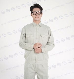 Túi ngực áo được thiết kế hai bên có nắp đậy và cúc cài chắc chắn