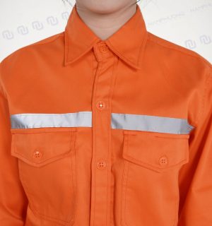 Cổ áo bẻ truyền thống chắc chắn, giữ form tốt và hỗ trợ hạn chế bụi bẩn