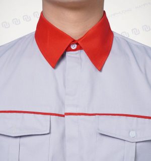 Cổ bẻ phối đỏ tạo điểm nhấn chuyên nghiệp và dễ nhận diện