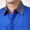 Cổ bẻ phối ghi tạo điểm nhấn tinh tế và tăng vẻ chỉn chu cho trang phục
