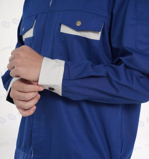Cổ tay áo sử dụng cúc bấm tạo cảm giác gọn gàng khi làm việc
