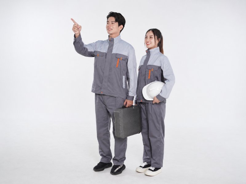 Công nhân làm việc ngoài trời cần màu áo dễ nhận diện, ít lộ bẩn