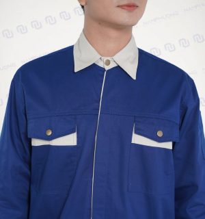 Túi ngực được thiết kế hai bên thân trước, có nắp đậy chắc chắn