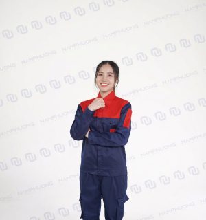 Cổ dáng đứng, phối đỏ nổi bật, tạo tác phong gọn gàng 