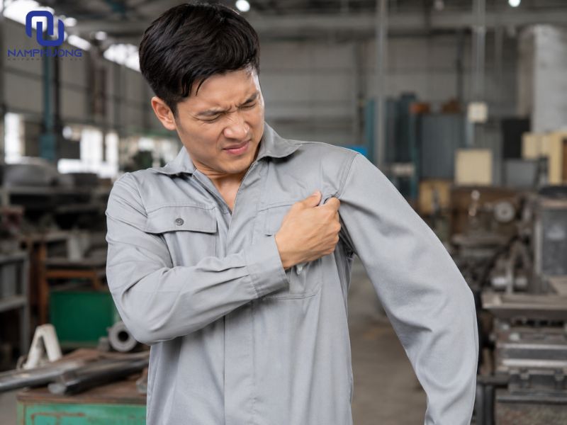 Form áo không thoải mái làm giảm tính chuyên nghiệp
