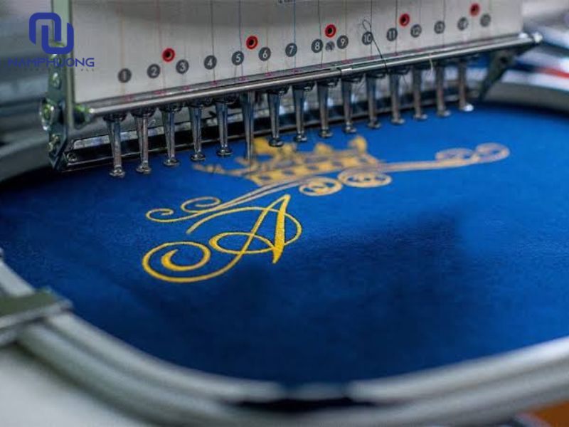 Kỹ thuật in/thêu logo làm thay đổi báo giá áo khoác bảo hộ lao động