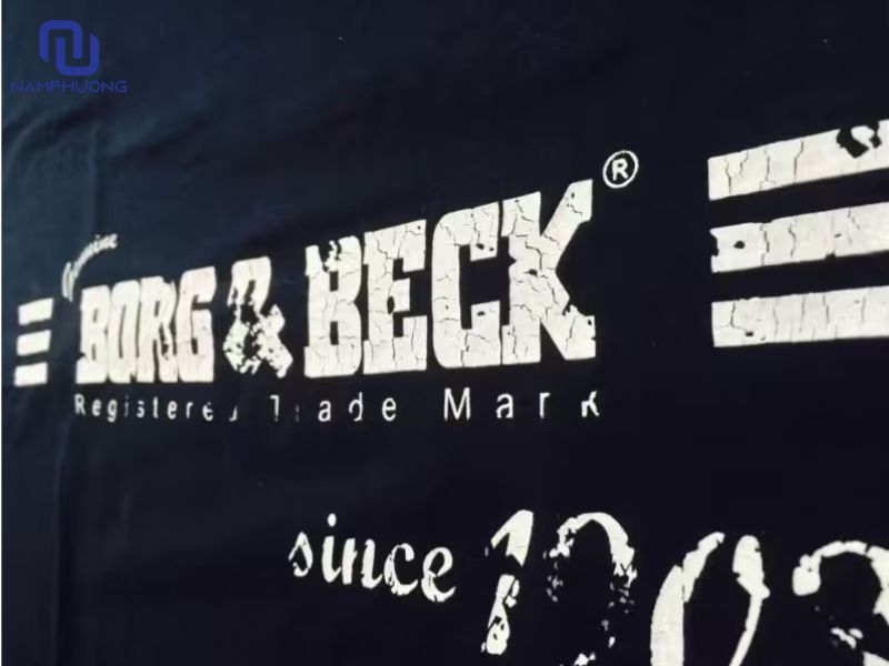 Logo kém chất lượng gây mất thẩm mỹ cho áo bảo hộ