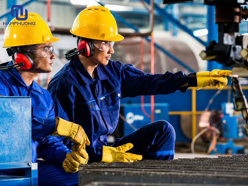 Lựa chọn chất vải áo khoác bảo hộ phù hợp với môi trường làm việc 