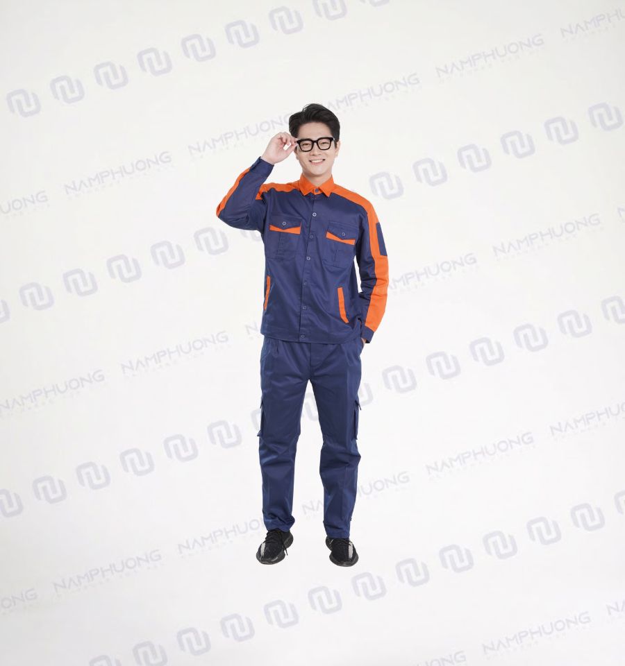 Quần bảo hộ dùng màu xanh navy đồng bộ với áo