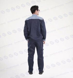 Quần bảo hộ sử dụng màu xanh navy đồng bộ với áo