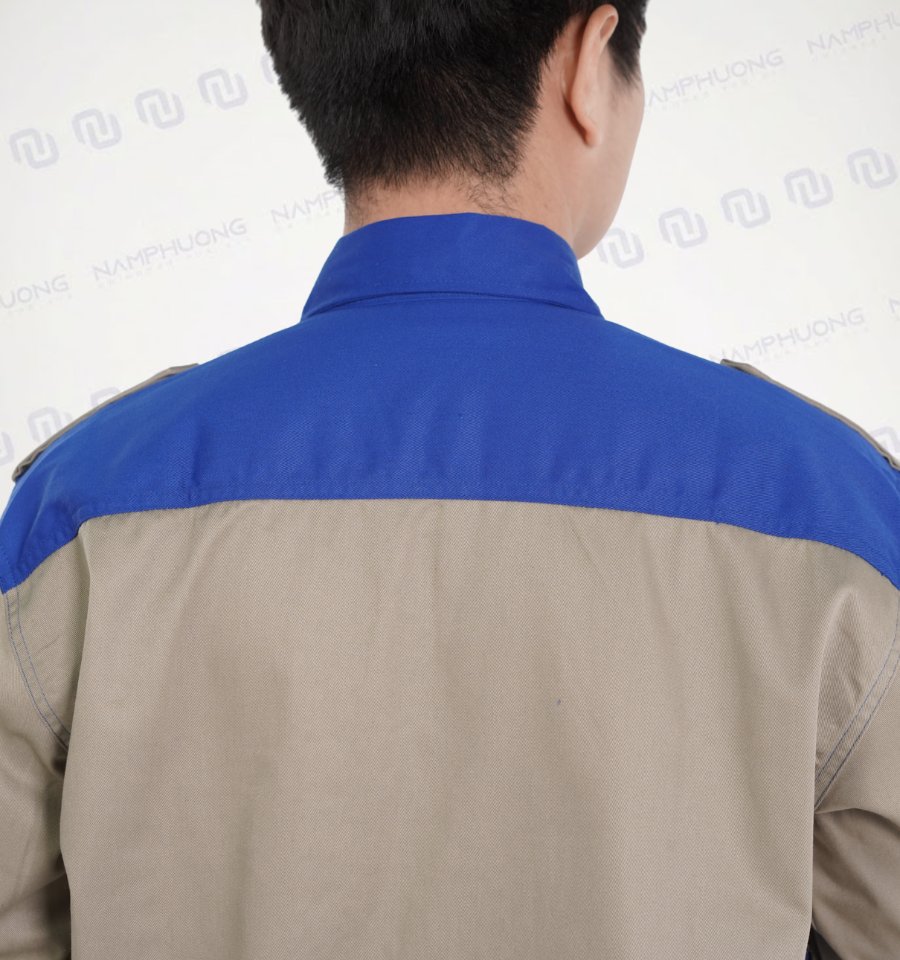 Phần vai áo phối xanh tạo cảm giác khỏe khoắn