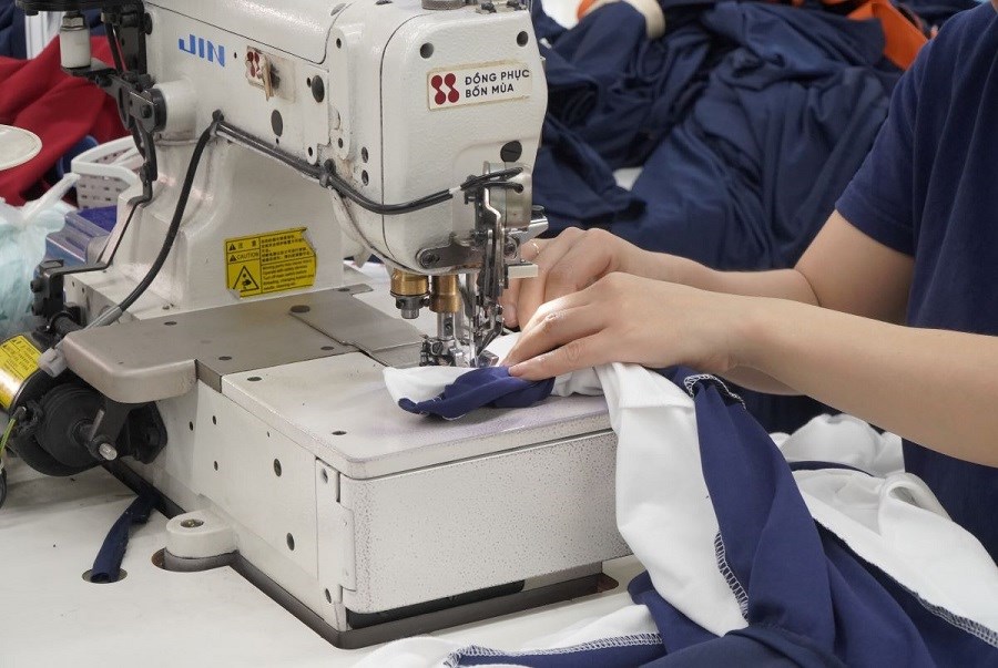 Xưởng may Nam Phương gia công tỉ mỉ từng sản phẩm