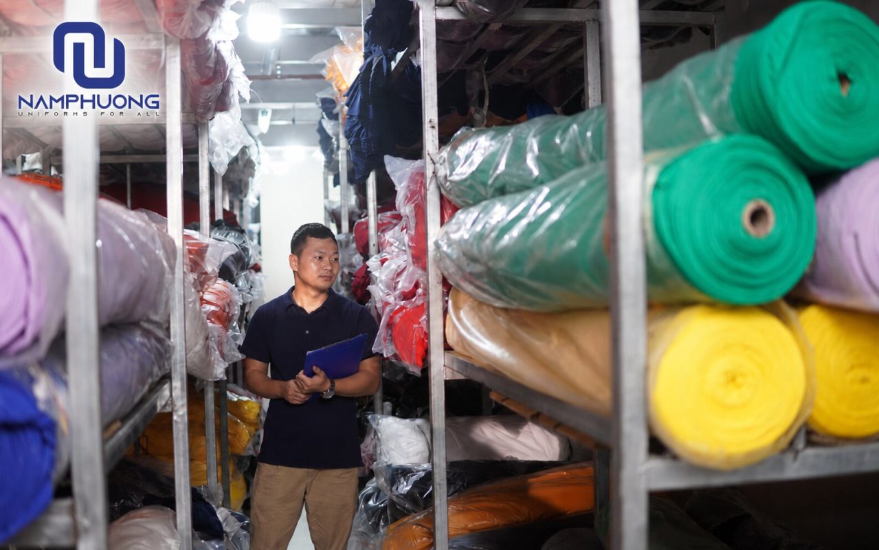 Lưu kho áo kỹ thuật khoa học giúp ngăn ẩm mốc và quản lý đồng phục hiệu quả