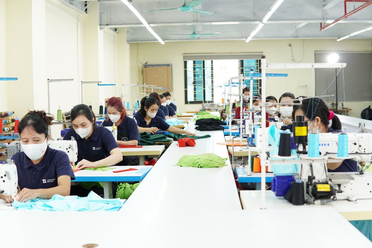 Đồng phục Nam Phương hỗ trợ duyệt mẫu, quản lý size và kiểm soát chất lượng đồng bộ 