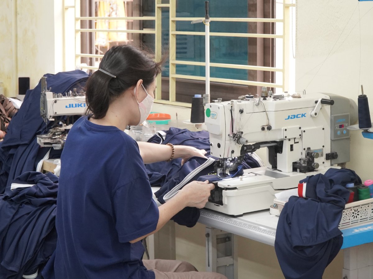 Đồng Phục Nam Phương tư vấn và may áo khoác kỹ sư theo yêu cầu của doanh nghiệp