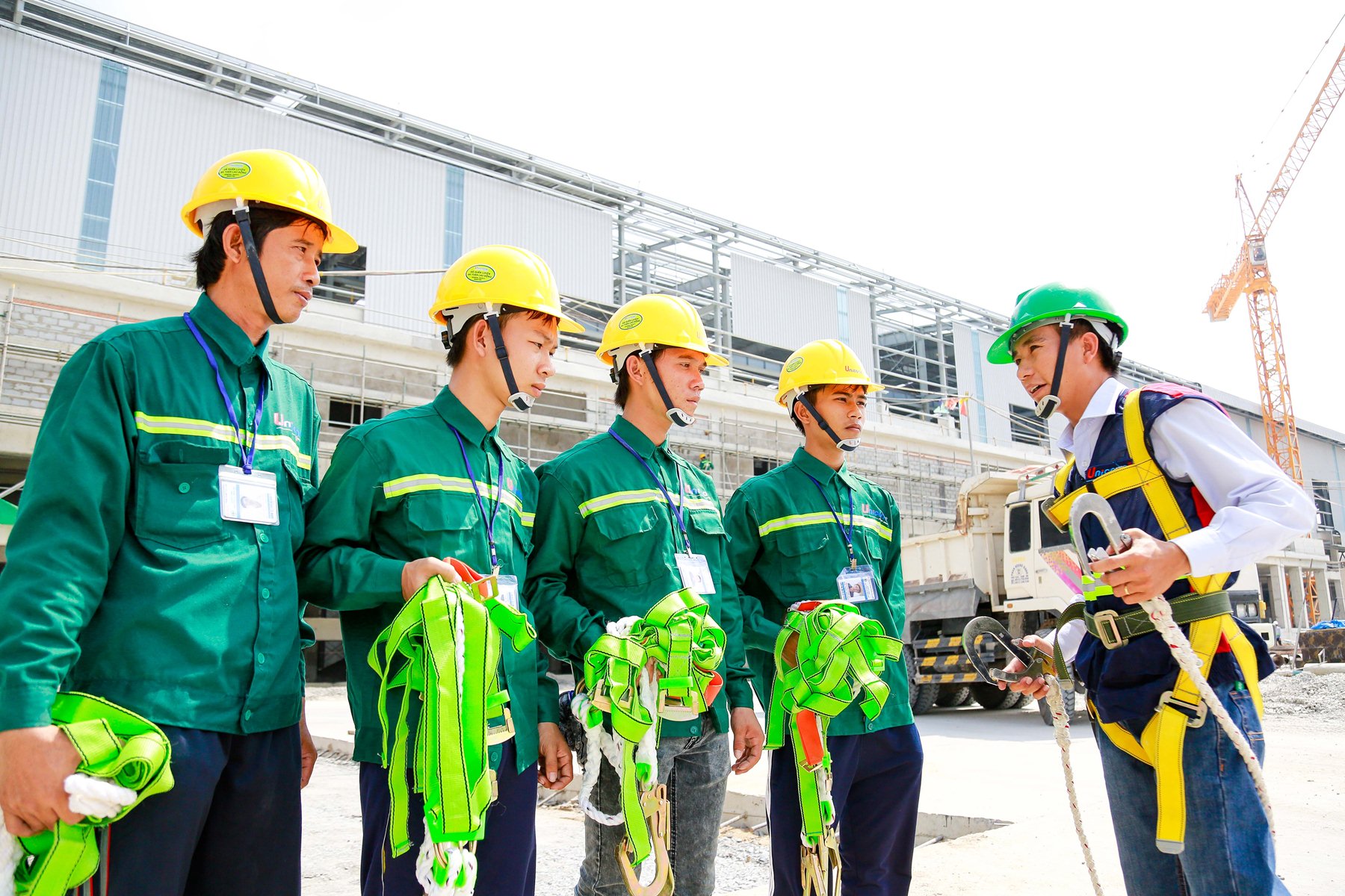 An toàn vệ sinh lao động là gì? An toàn vệ sinh lao động giúp phòng ngừa rủi ro và bảo vệ sức khỏe người lao động