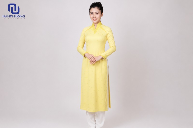 Áo dài đồng phục màu vàng sử dụng cho tiếp viên trưởng