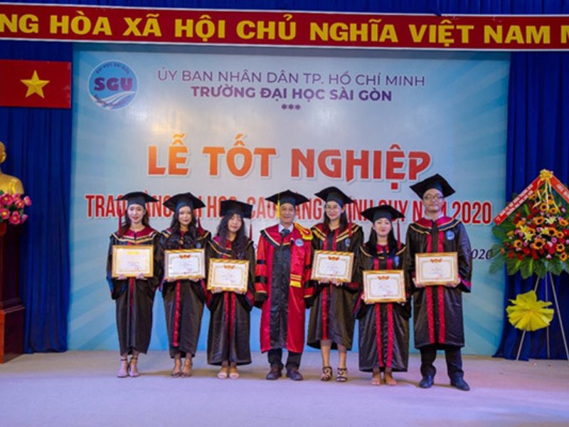 Áo đồng phục tốt nghiệp SGU gắn liền với dấu mốc quan trọng
